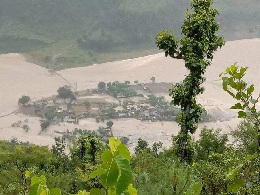 बैतडीको ढुंगाडमा चारै तिर सेति नदीको भंगालो, बिचमा ६० जना